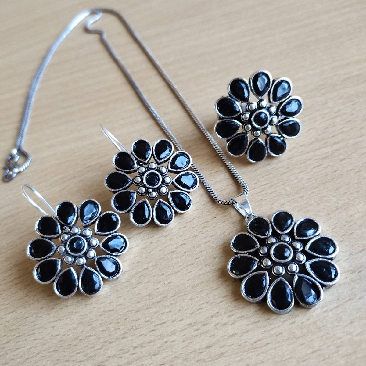 Noir Bloom Pendant Set